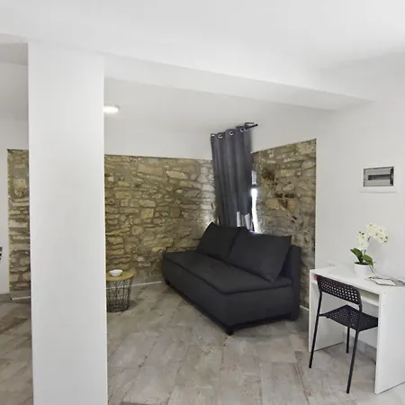 Relaxing In A Homey Flat Plovanija